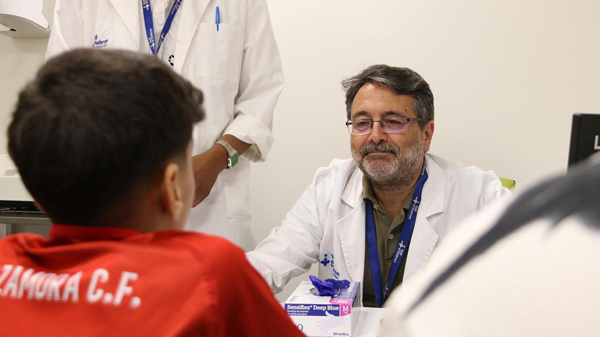 El doctor Marino Asensio con el niño al que se le ha practicado la primera cirugía pediátrica de Europa con un robot que opera a través de una sola incisión.