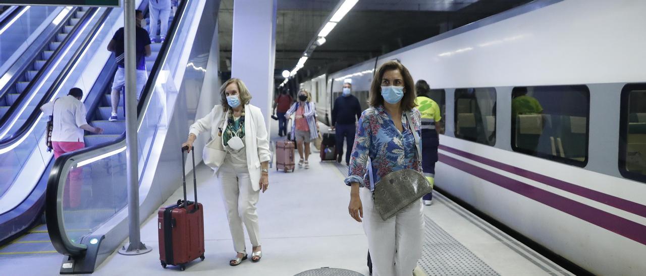 Llegada de pasajeros en la estación de Urzáiz.