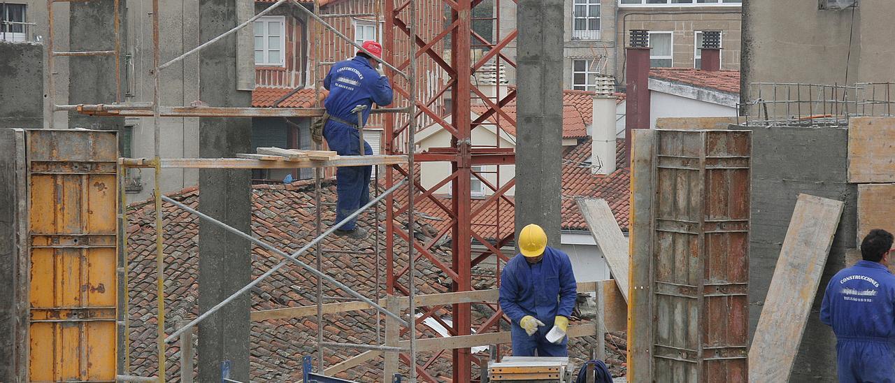 Trabajadores en una obra en Ourense.