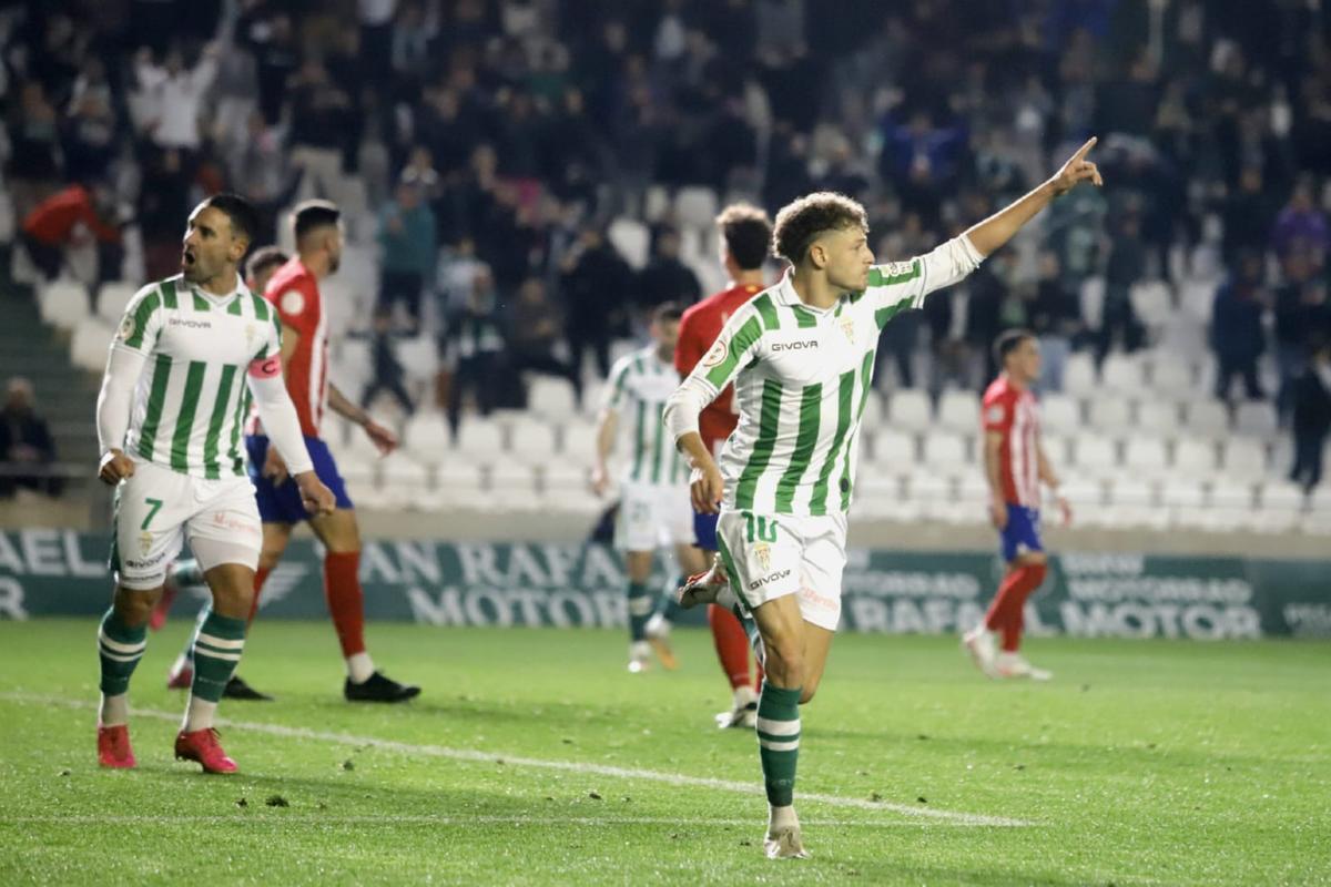 Simo celebra su gol, segundo para el Córdoba CF ante el Atlético de Madrid B.