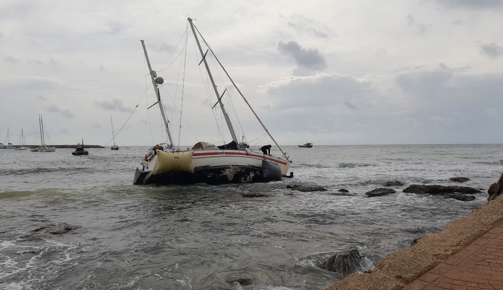 Mira aquí las imágenes de cómo sacan, por segunda vez, el velero embarrancado en Santa Eulària