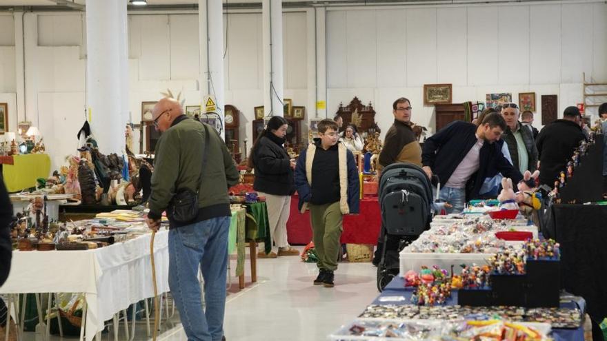 Numerosos visitantes no pavillón da Feira de Antigüidades.