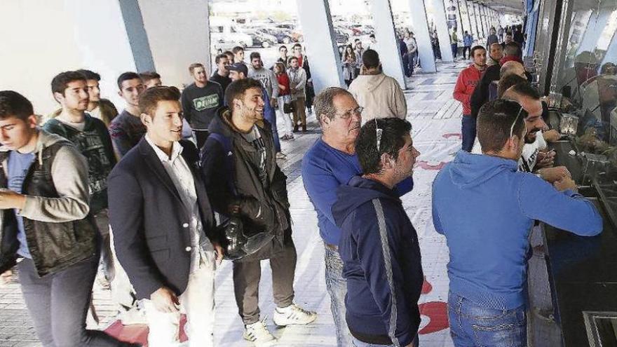 Laura Lorenzo, con sus billetes, adquiridos a última hora. // M.G. Brea