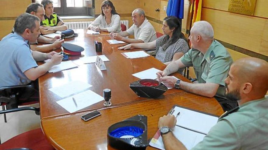 Els membres de la comissió, en la reunió de constitució