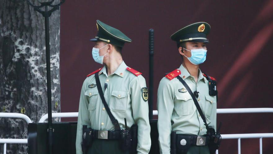 Dos agentes de Policía en China