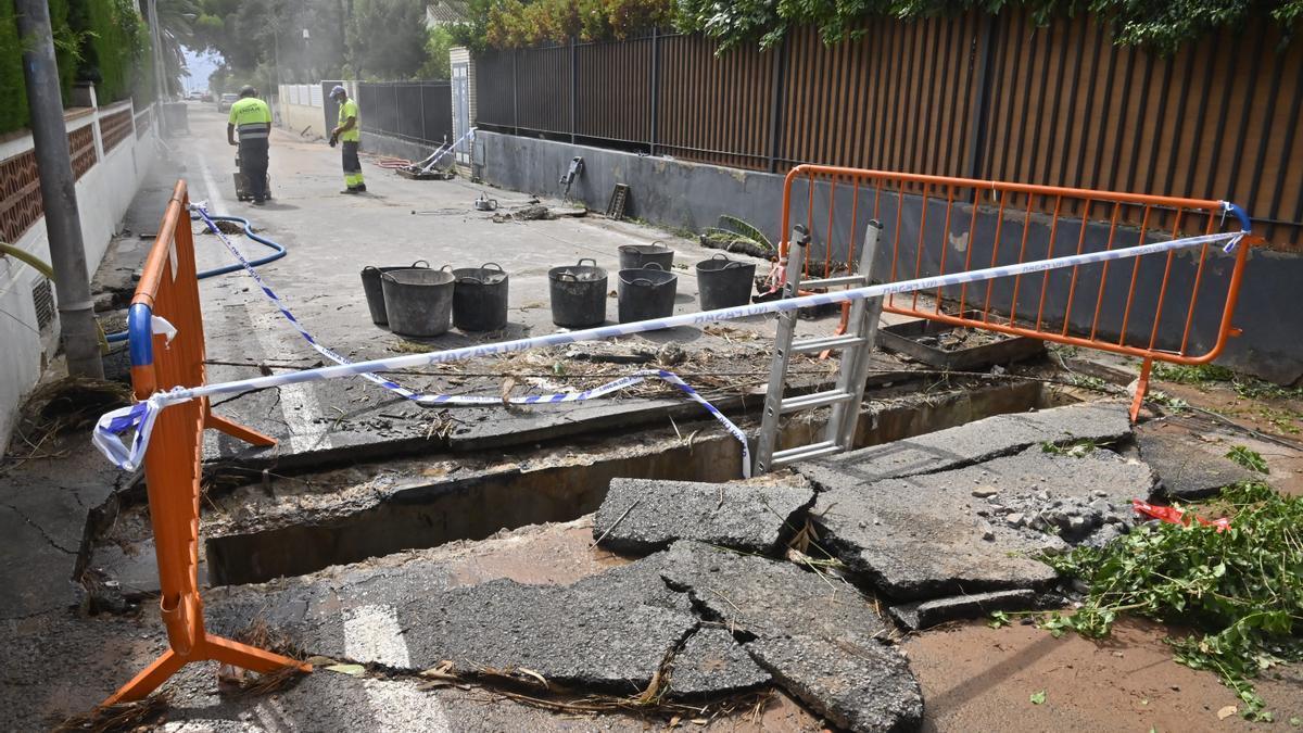 Operarios trabajando en Benicàssim tras los daños de la gota fría