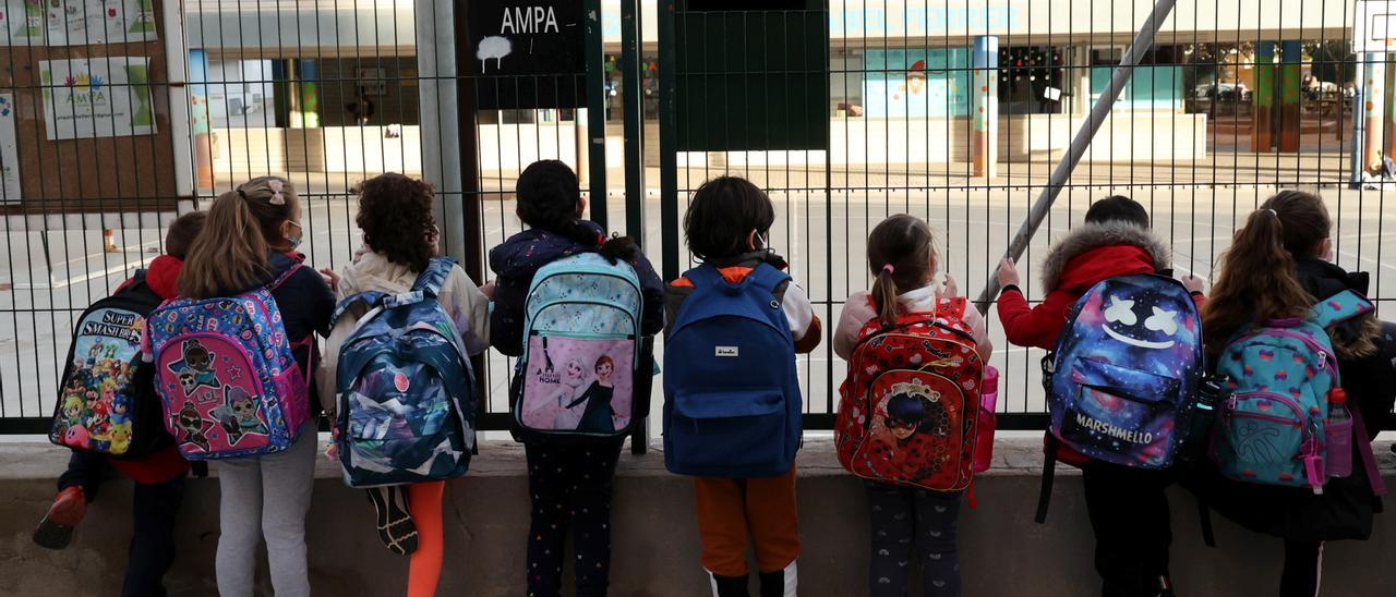 Cerca de 95.000 alumnos de la provincia de Castellón volvieron ayer a las aulas en plena sexta ola con unos protocolos de cuarentenas menos duros para evitar confinamientos masivos.