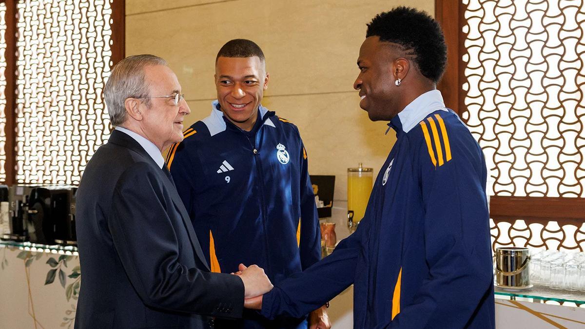 Florentino Pérez con Kylian Mbappé y Vinicius en Doha