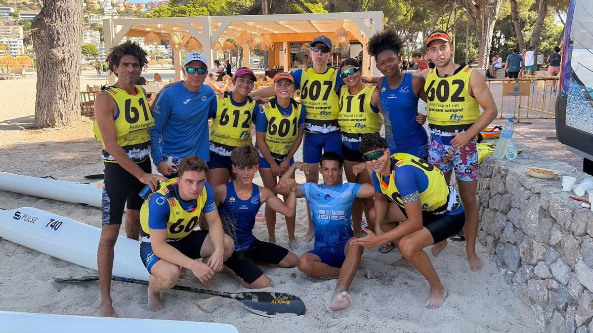 La expedición ibicenca del Club Náutico Santa Eulalia posa en la arena.