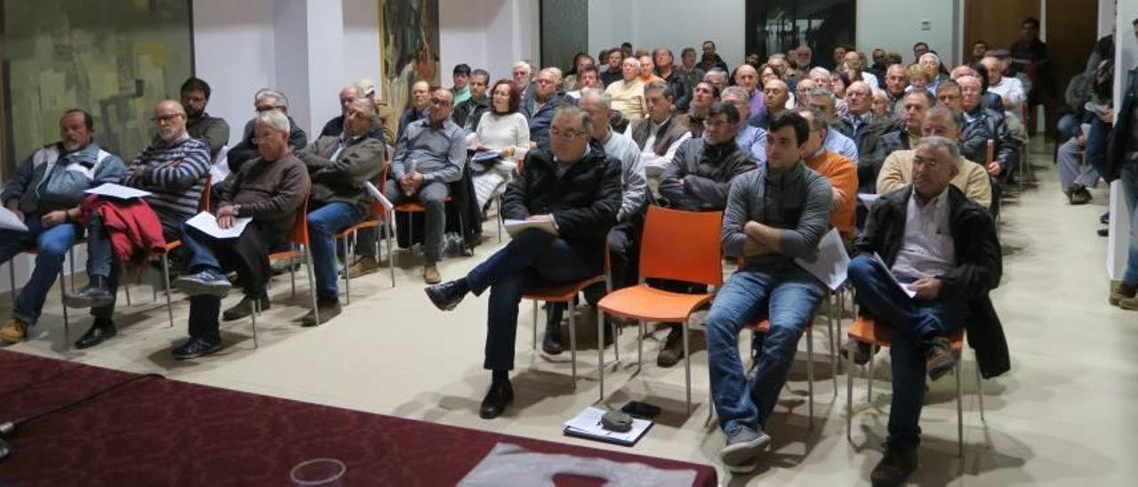 Miembros de la agrupación de productores Fòrum en una reunión en el Casino Liberal de Algemesí.