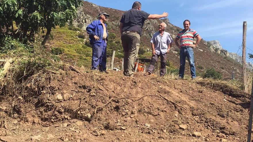 Vecinos y el alcalde de Lena, en una imagen de archivo, planificando las obras en las Ubiñas.