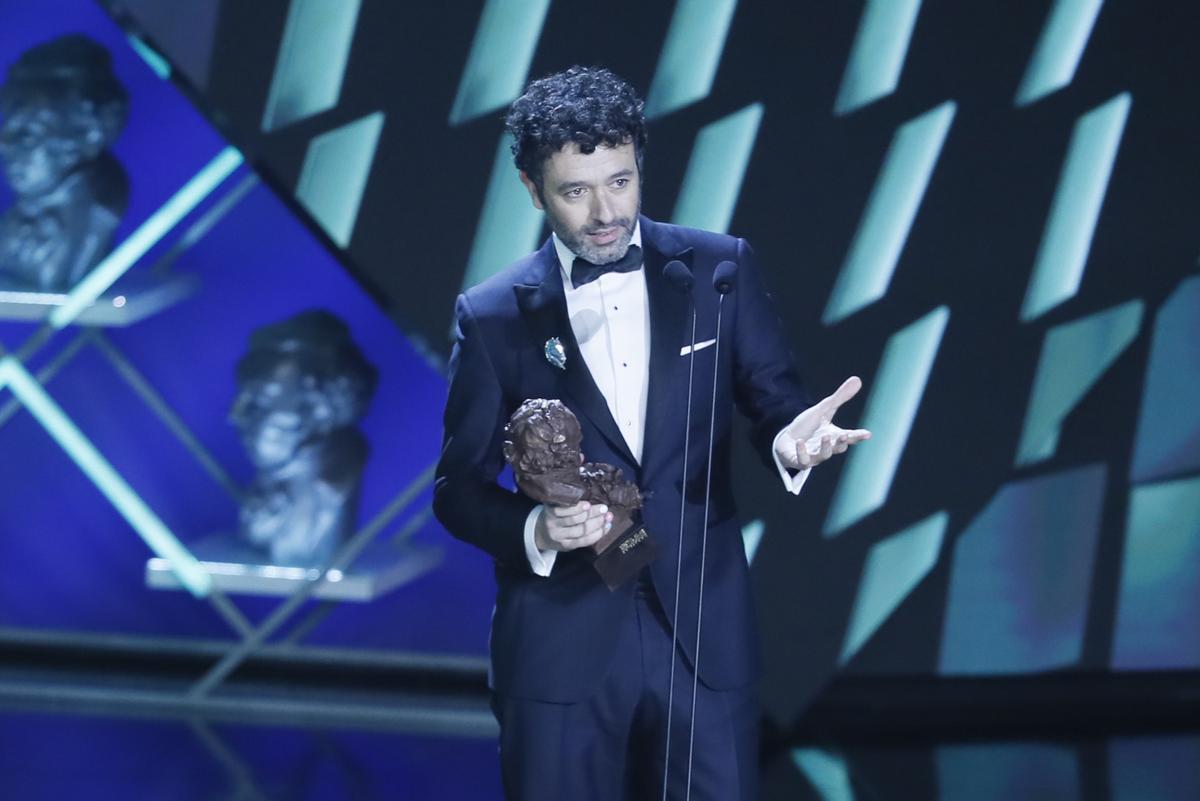 El realizador Rodrigo Sorogoyen tras recibir el premio a mejor fotograf�a en nombre del director de fotograf�a, Alex de Pablo, por su trabajo en As Bestas   vidal.jpg