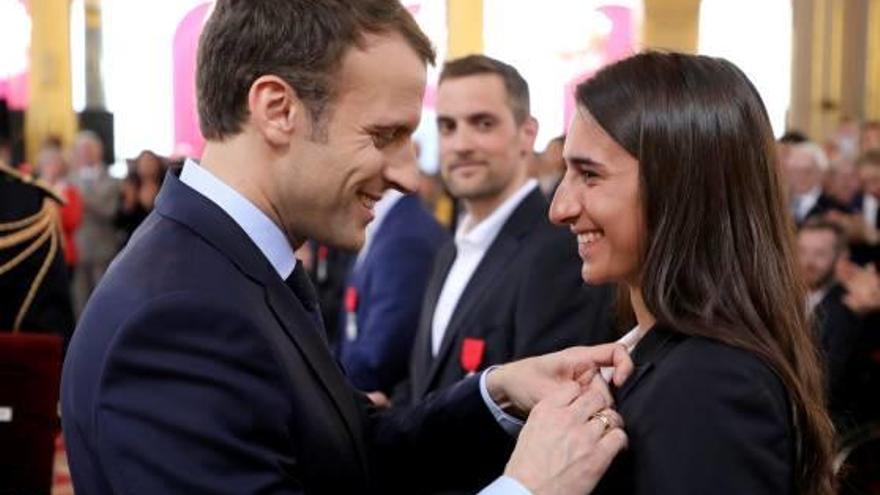 Macron concedeix una medalla a una esportista francesa.