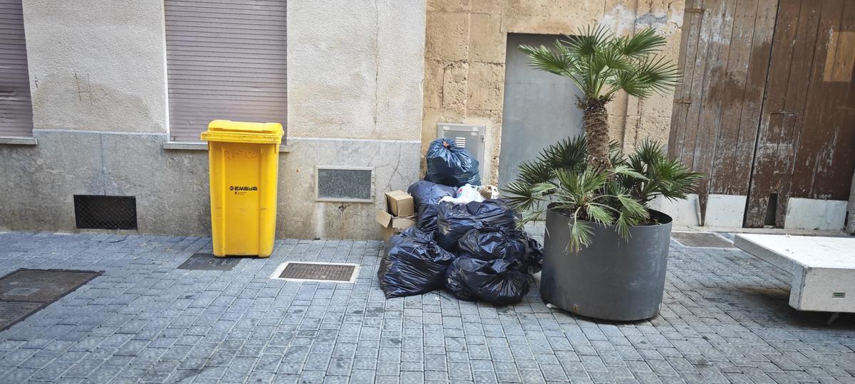 FOTOS | Las bolsas de basuras se acumulan en las calles de Llucmajor