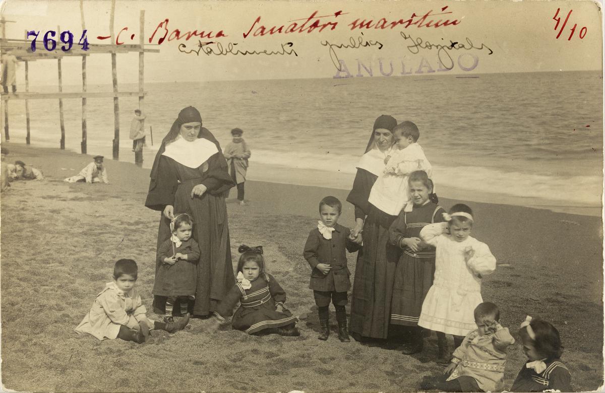 Monjas y niños del Sanatorio Marítimo de San José, en el barrio de la Barceloneta. 1913.