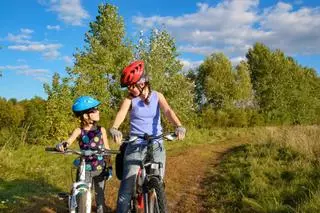 Las mejores rutas en bici para hacer con niños este puente de mayo en Madrid