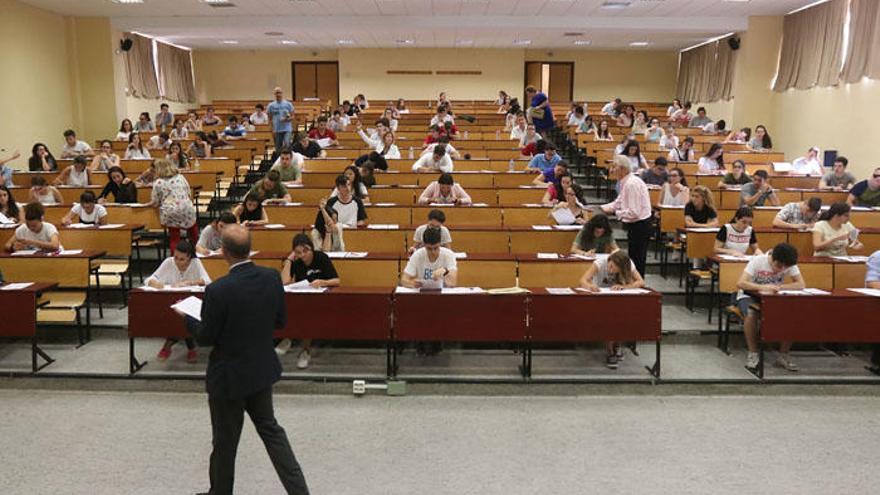 Un grupo de alumnos se examina de Selectividad en uno de los aularios de la facultad de Medicina de la Universidad de Málaga.