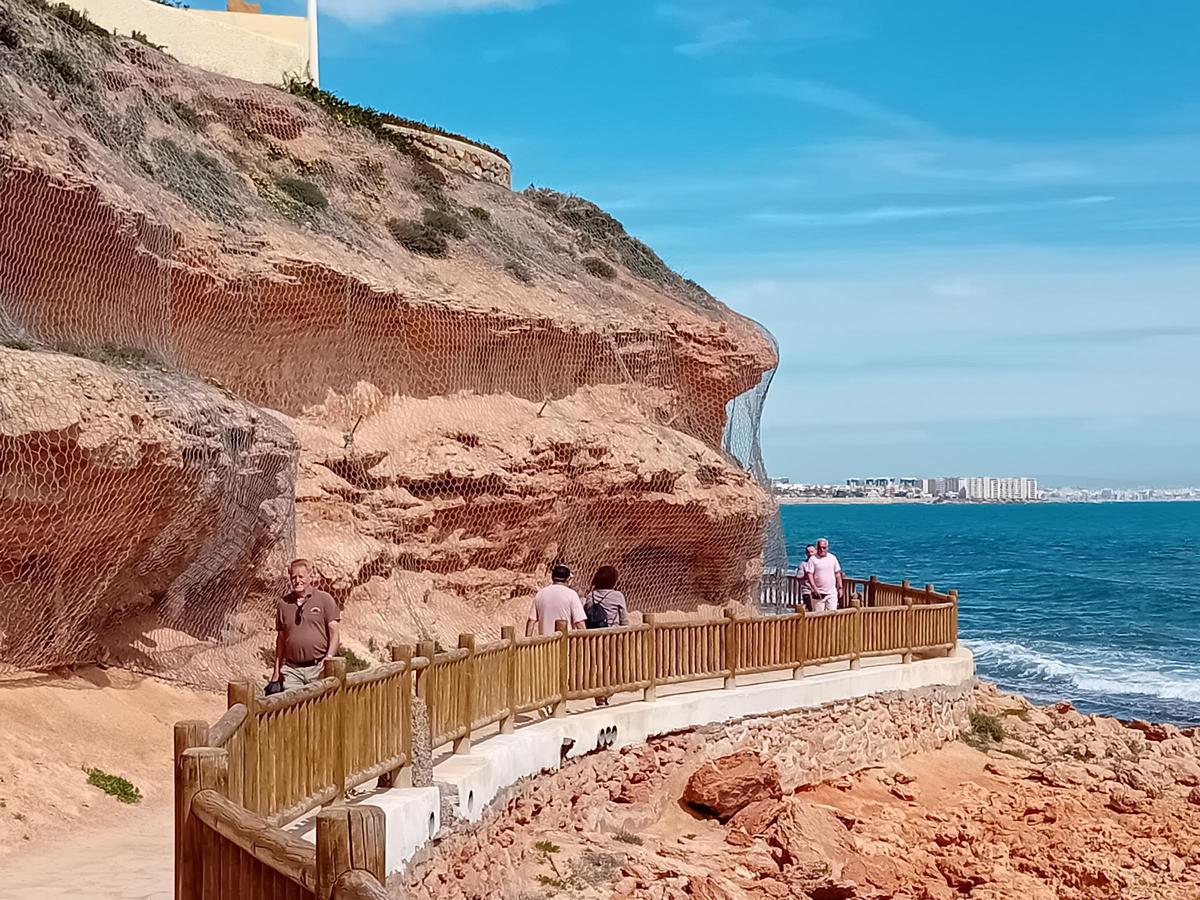 Dos tramos del Sendero Azul de Orihuela Costa "cortados": peligro de derrumbe