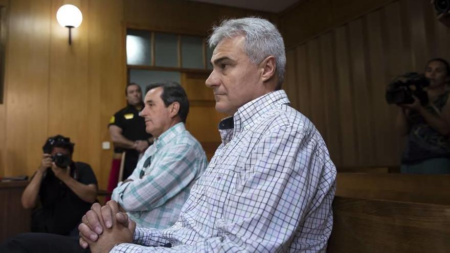 El exalcalde de Bunyola, Jaume Isern (en primer término), junto con el electricista municipal jubilado, ayer en la segunda sesión del juicio.
