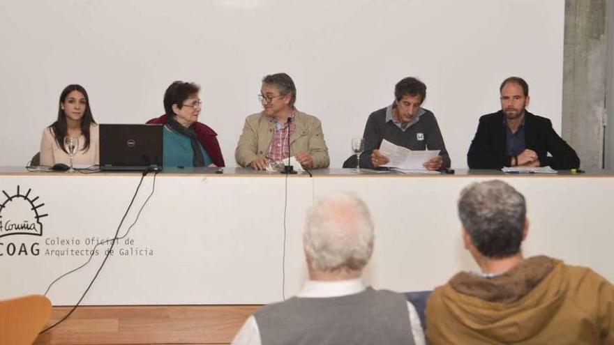Los participantes en la mesa de debate: Piñeiro, Goluboff, García Mira, García Docampo y el moderador, Óscar Pedrós, secretario del COAG.