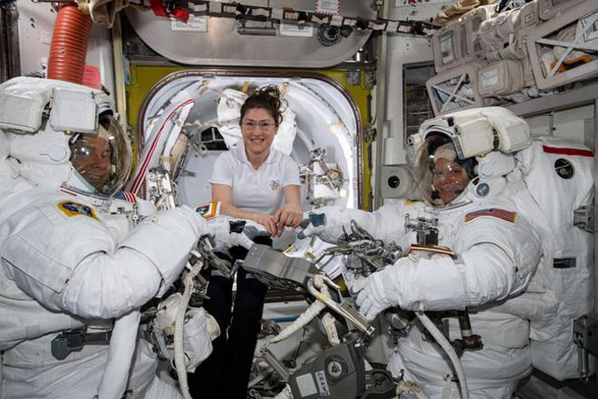 Las astronautas Christina Koch y Anne McClain en la Estación Espacial Internacional