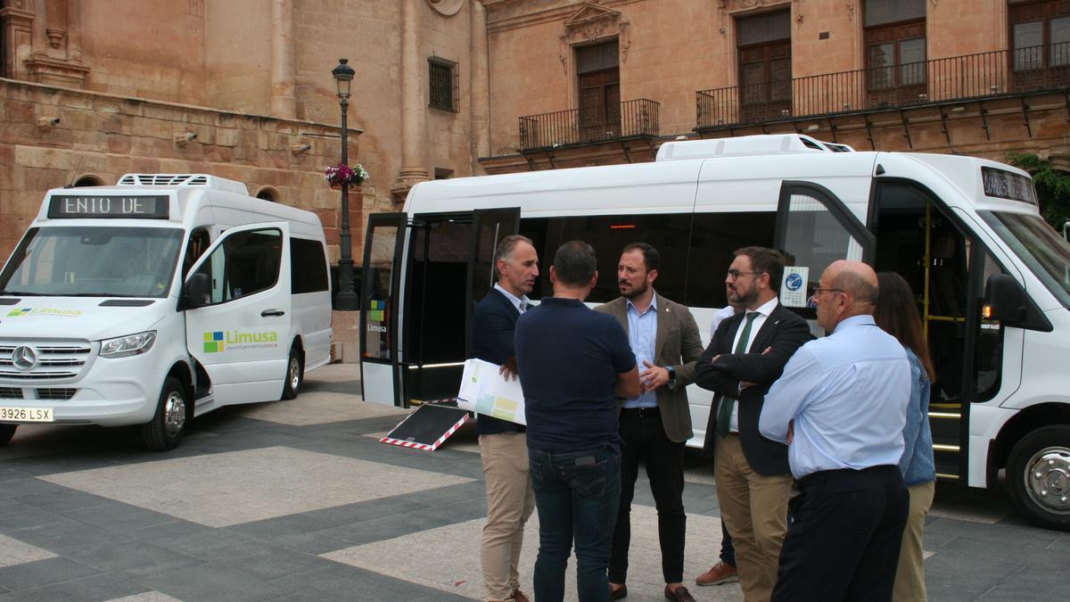 El director de Limusa, el edil de Empresas Públicas y el alcalde durante la presentación de los nuevos vehículos en la Plaza de España.