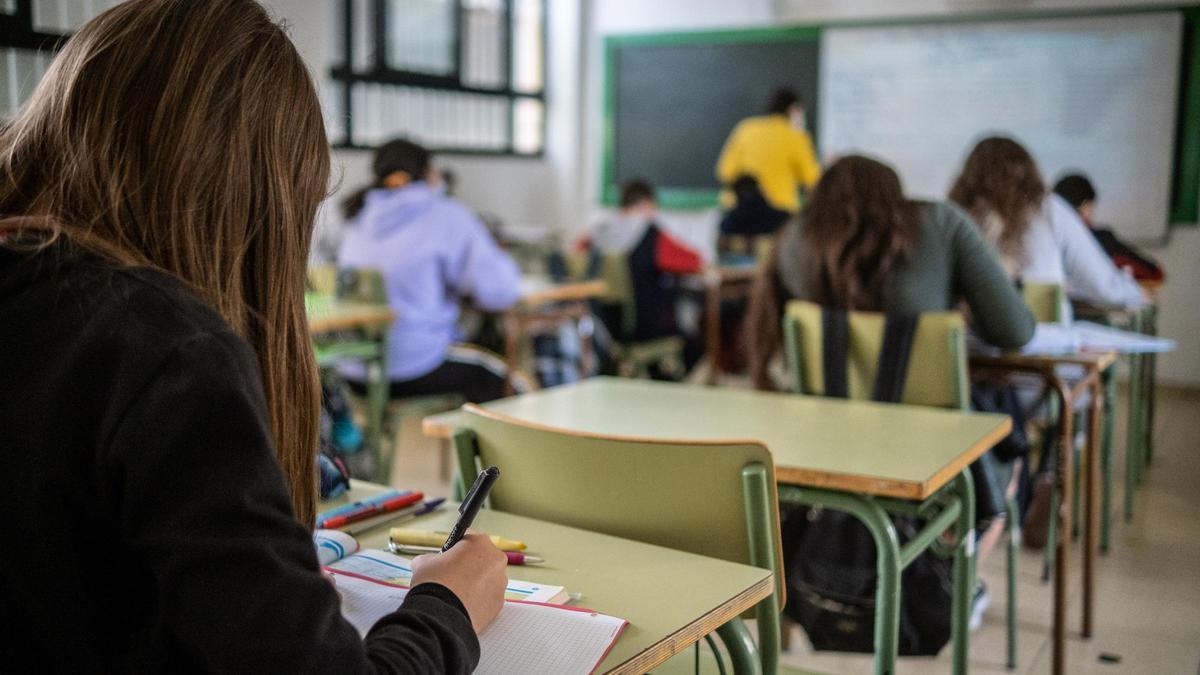 Una alumna en un colegio de Canarias.