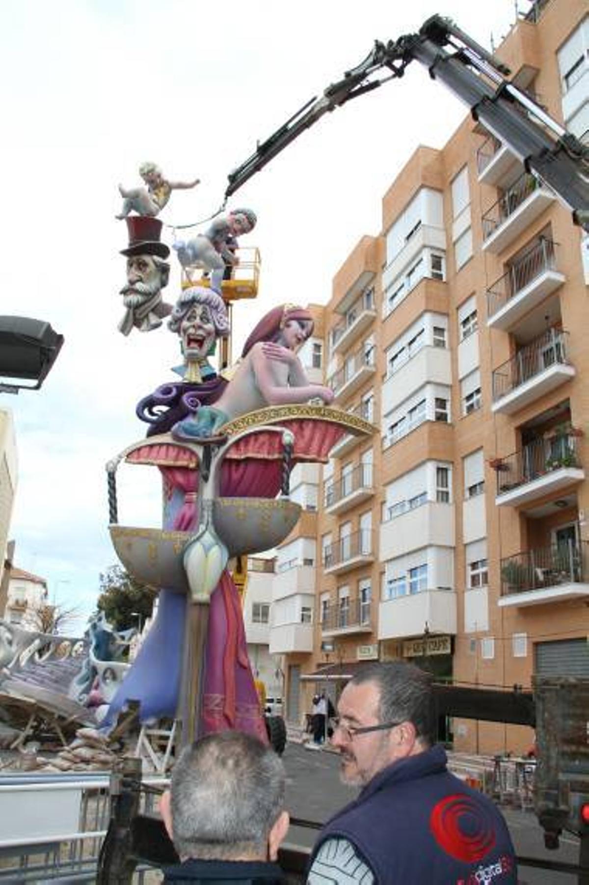 Galería fotos: Las comisiones falleras de Burriana sacan sus monumentos a la calle