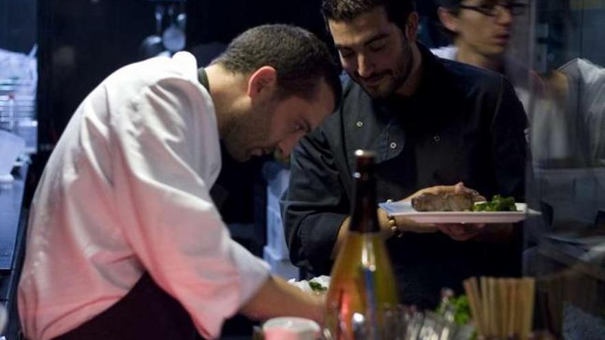 Marcos Cerqueiro y Iago Pazos, en su local Abastos 2.0, en Santiago. / ramón escuredo