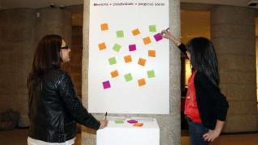 Niños y padres, en el taller &quot;Micromundos&quot; organizado por el Marco de Vigo. // Jorge Santomé