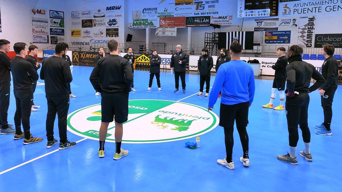 Paco Bustos da instrucciones en el primer entrenamiento del 2024 del Ángel Ximénez.