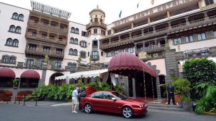 Unos clientes llegan al hotel Santa Catalina la semana pasada. | yaiza socorro