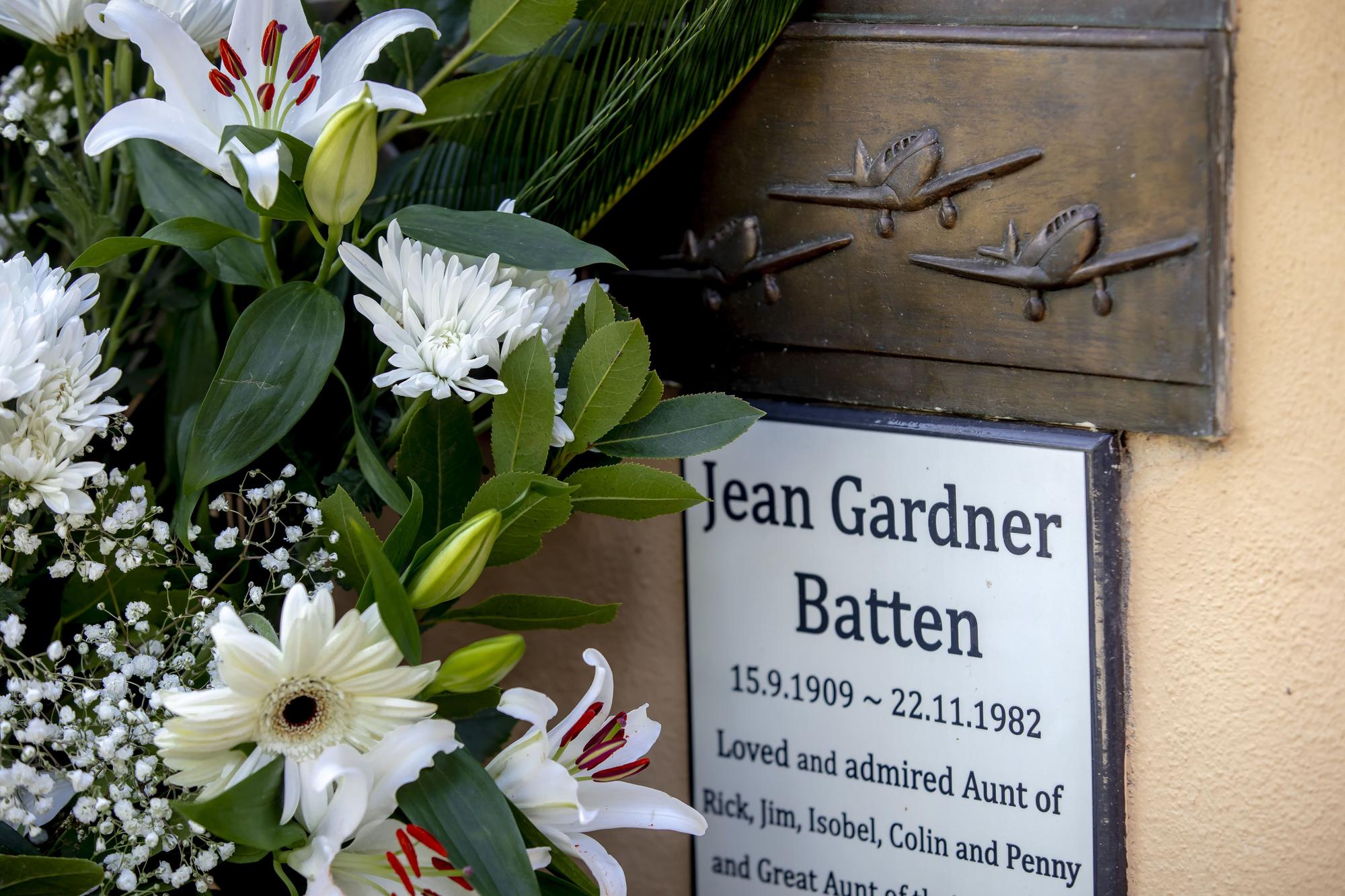 Homenaje a Jean Batten: "Es una inspiración para las jóvenes pilotos"