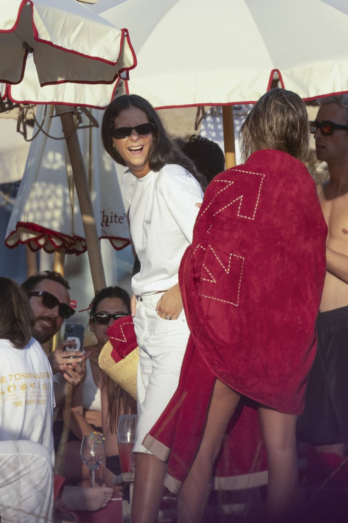 Las fotos de la escapada de Victoria Federica a Ibiza: unas bermudas, dos looks de lujo y todo lo que no vimos en Instagram