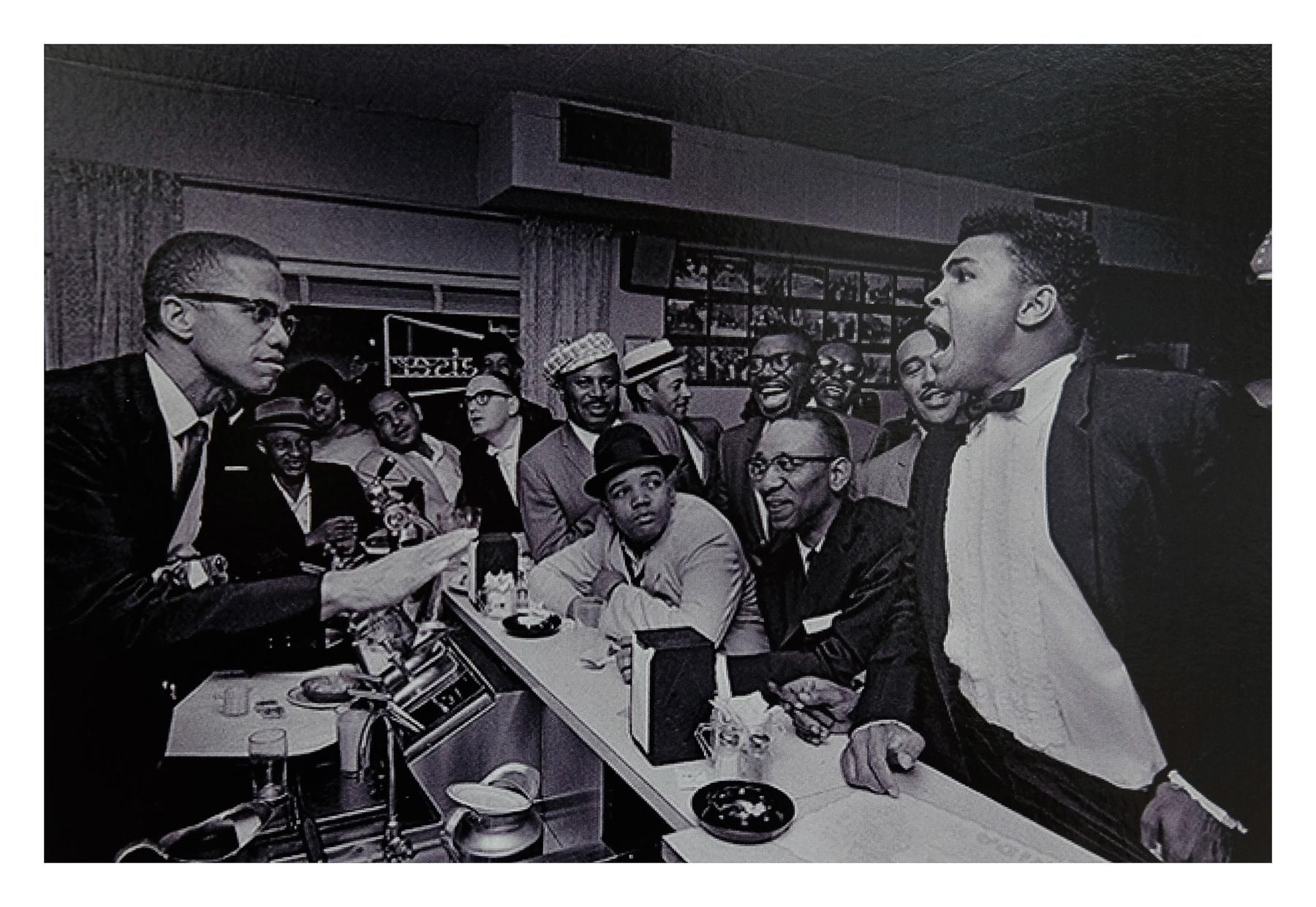 El boxeador Muhammad Ali saluda a Malcolm
