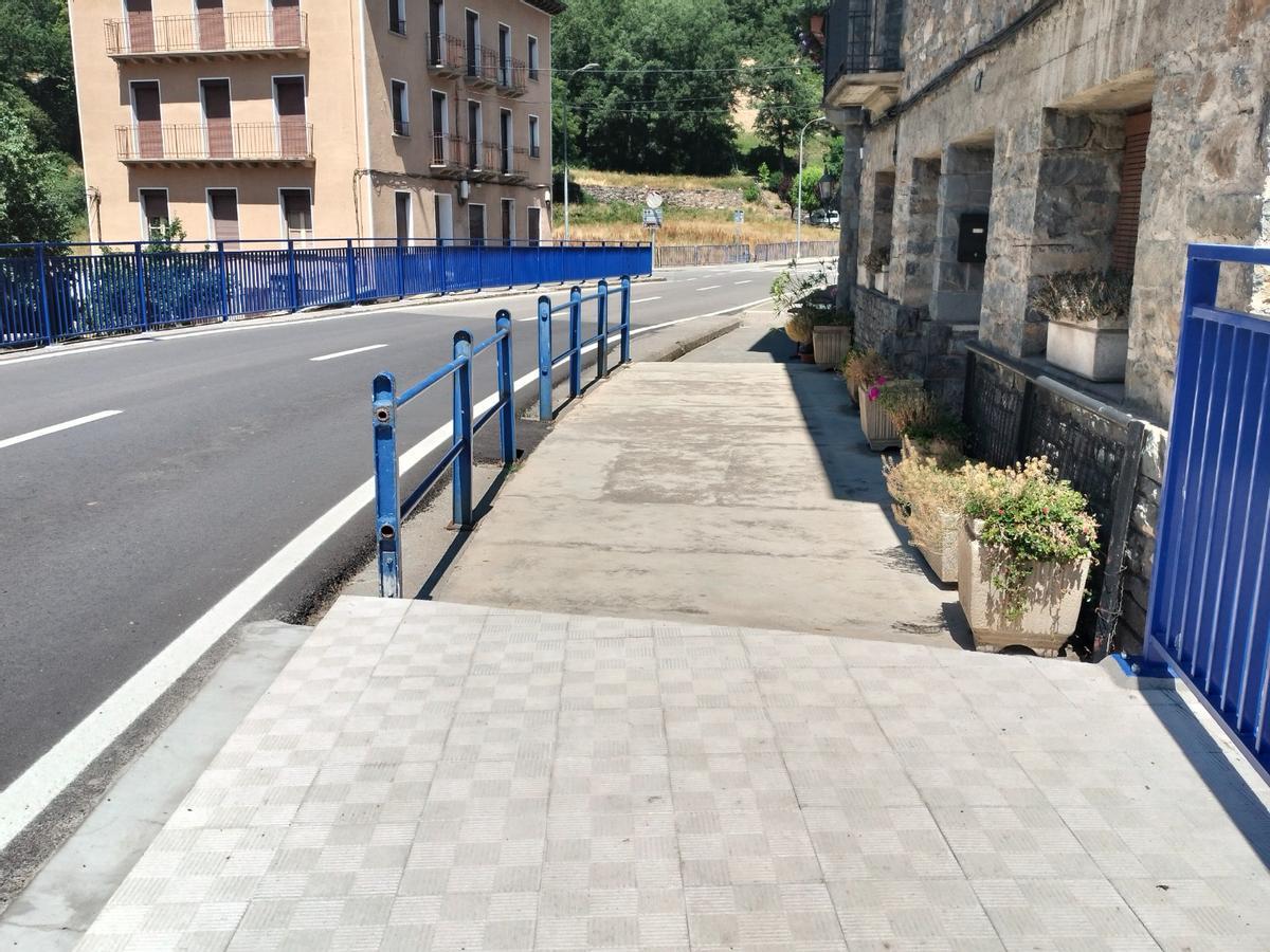 Vistas de la acera con la problemática que supone para la accesibilidad.