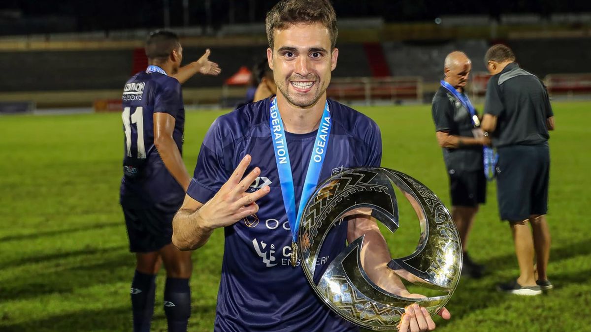Gerard Garriga, con el trofeo de campeón de la Champions de Oceanía.