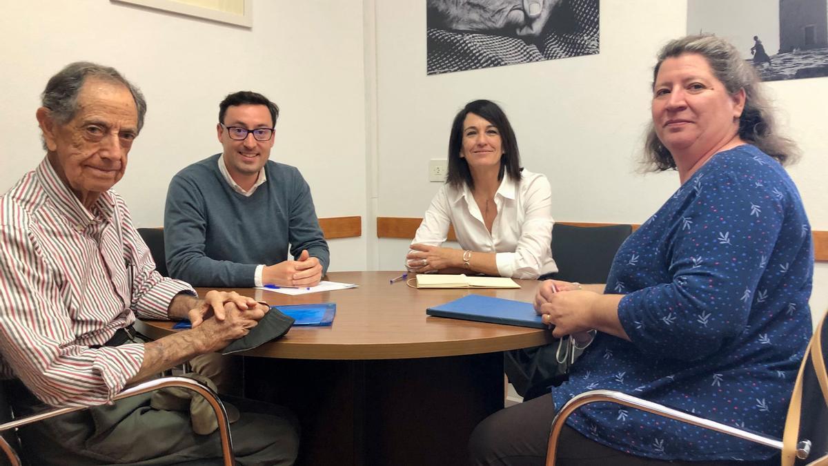 Reunión de la presidenta Ana Juan y el conseller con Isidor Torres y Lina Mayans, de es Ca Marí.