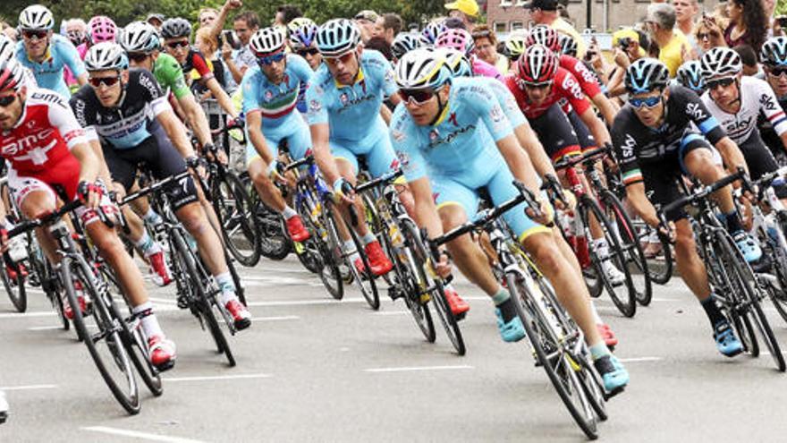 Un pelotón de ciclistas durante una carrera.