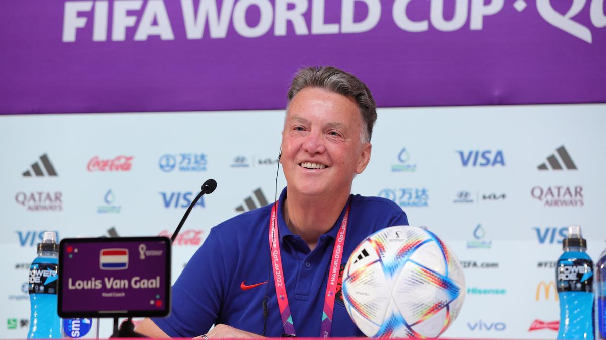 Doha (Qatar), 08/12/2022.- Netherlands' head coach Louis van Gaal smiles during a press conference at the Qatar National Convention Center (QNCC) in Doha, Qatar, 08 December 2022. The Netherlands will face Argentina in their FIFA World Cup 2022 quarter final soccer match on 09 December 2022. (Mundial de Fútbol, Países Bajos; Holanda, Catar) EFE/EPA/ABIR SULTAN
