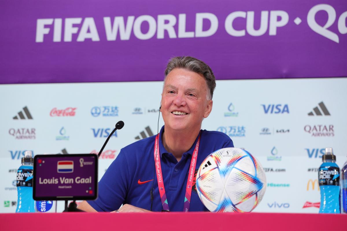 Van Gaal, durante la rueda de prensa