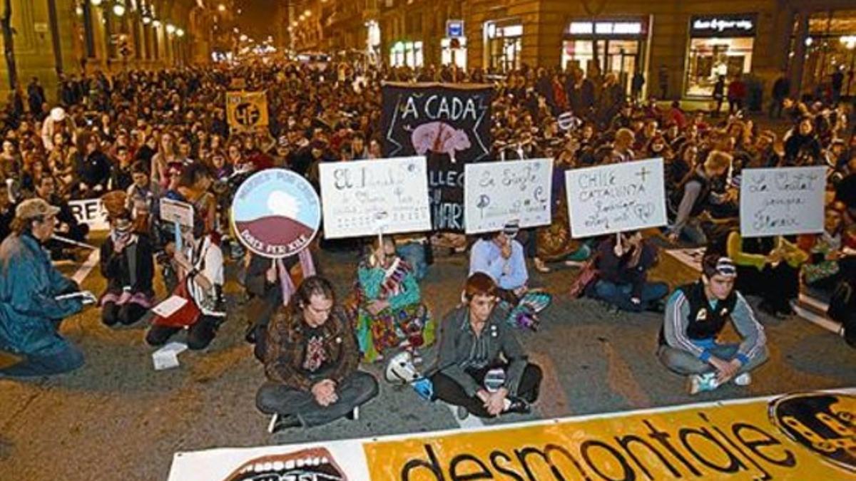 La cabecera de la manifestación, parada en la Via Laietana, ayer.