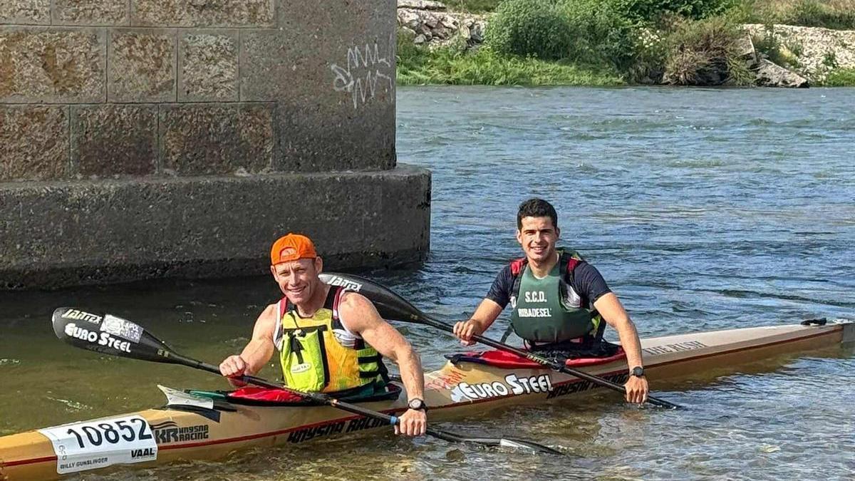 Kiko Vega y Javi Sánchez, bajo el puente Emilio Llamedo Olivera, en Arriondas.