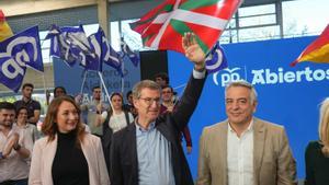 El presidente del Partido Popular, Alberto Núñez Feijóo (c), y el candidato a lehendakari, Javier de Andrés (d), clausura el acto electoral de cierre de campaña que los populares celebran hoy viernes en Vitoria. 