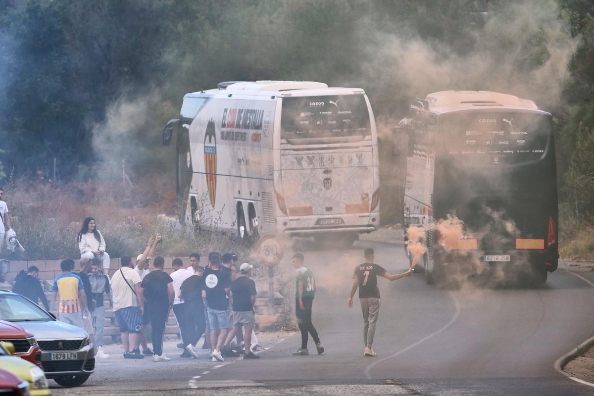 La afición despide al Valencia antes de la final en Elche
