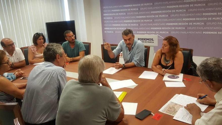 Exigen un plan que frene la contaminación de los suelos del colegio de El Llano