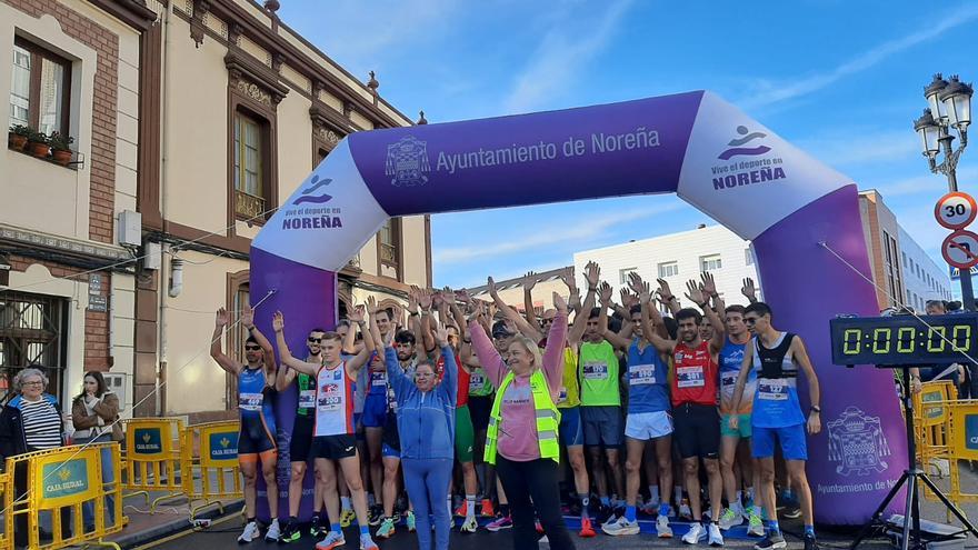 Casi un millar de participantes toman la salida en la Carrera de los Callos en Noreña