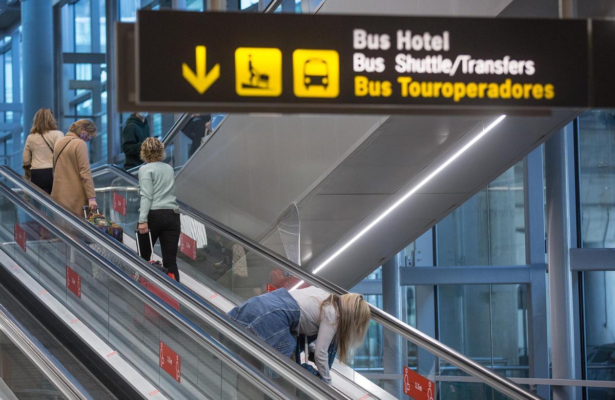 Pasajeros en el aeropuerto de Alicante-Elche en una imagen de archivo