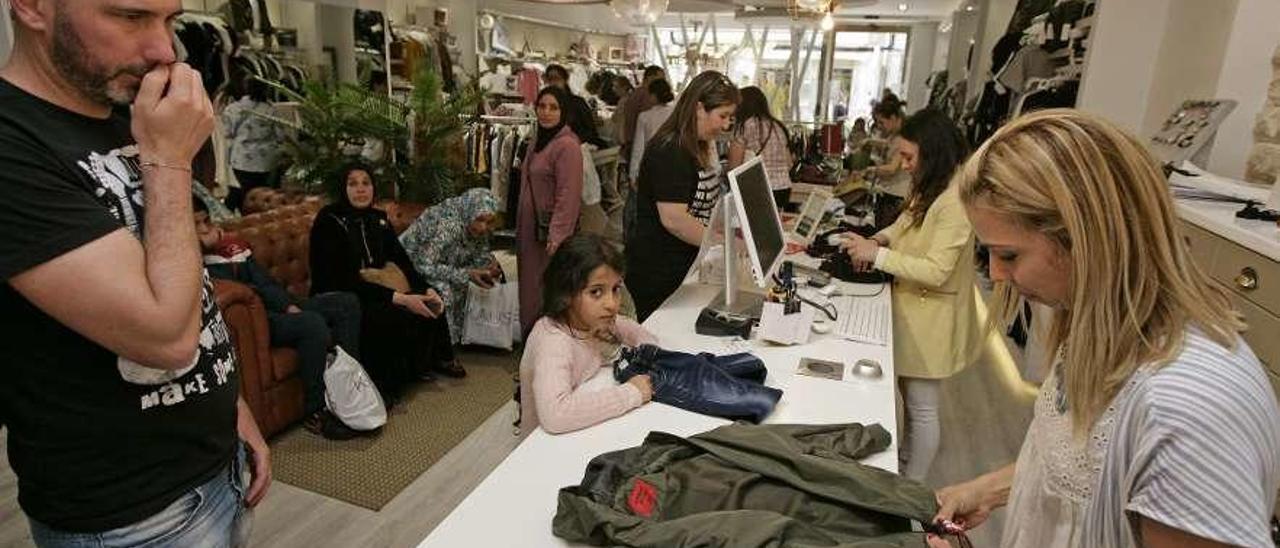 El público respondió a la Noite de Compras de la ACOE. // Bernabé/Cris M.V.