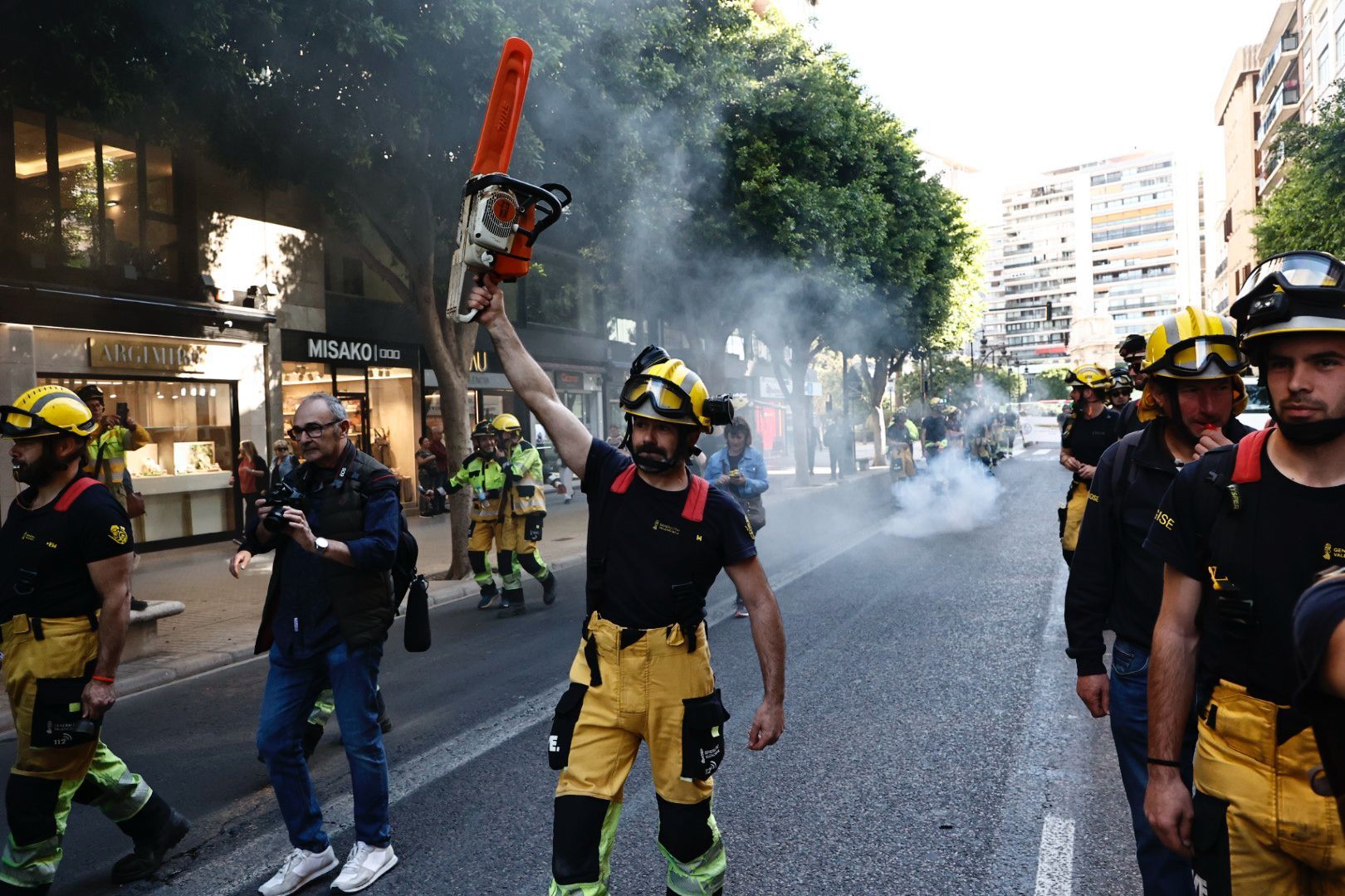 Manifestación en València de los bomberos forestales